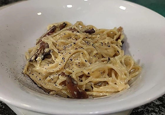 Un plato de pasta en un restaurante italiano de la provincia.