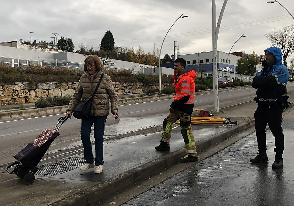 Imagen principal - Dos de los puntos de abastecimiento de agua en la avenida de Montearenas (foto superior) y junto al Burger King (foto inferior), y garrafas de agua en el carro de un supermercado (centro).