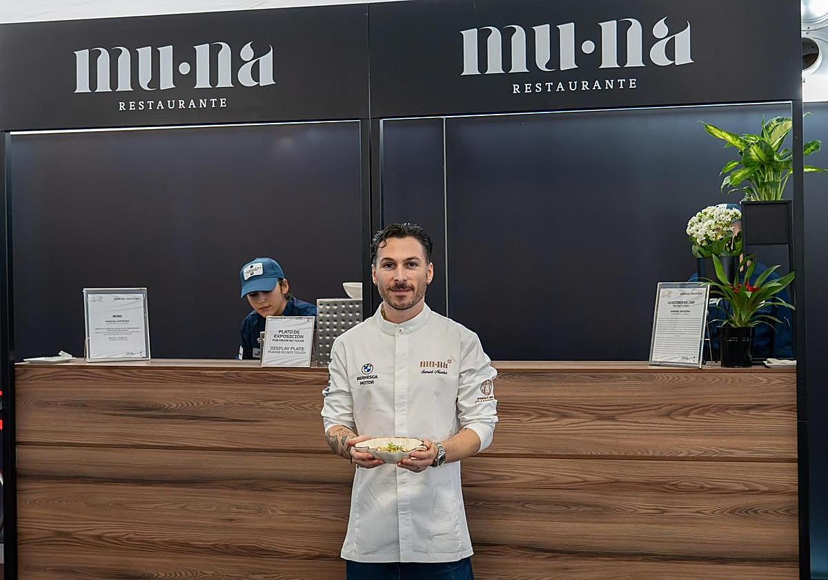 El chef berciano Samuel Naveira presentando uno de los platos elegidos para el 'VIP Village' en el GP de motos de Valencia.