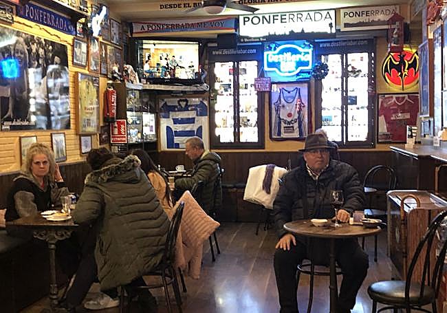 Imagen interior del emblemático bar de la zona alta de Ponferrada.
