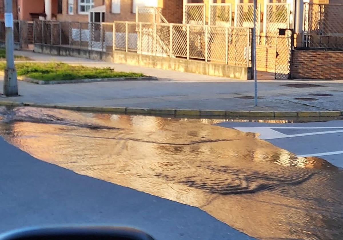 Imagen de una avería de agua en la avenida Galicia, a la altura de Fuentesnuevas.