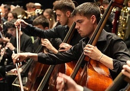 Imagen del contrabajista Iago López en un concierto con una orquesta.