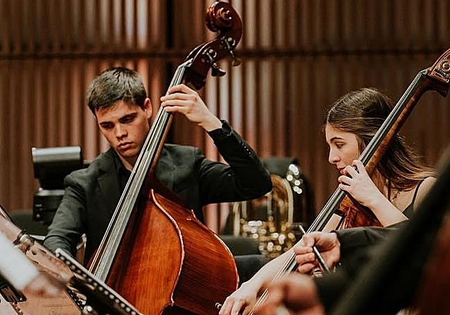 Imagen del contrabajista Iago López (I) en un concierto.