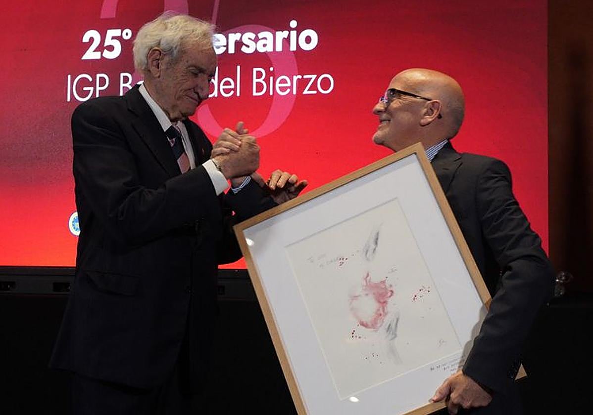 Luis del Olmo (I) junto al presidente de la IGP Botillo del Bierzo, Óscar Ramos, en el homenaje brindado por el sello de calidad en su XXV aniversario.