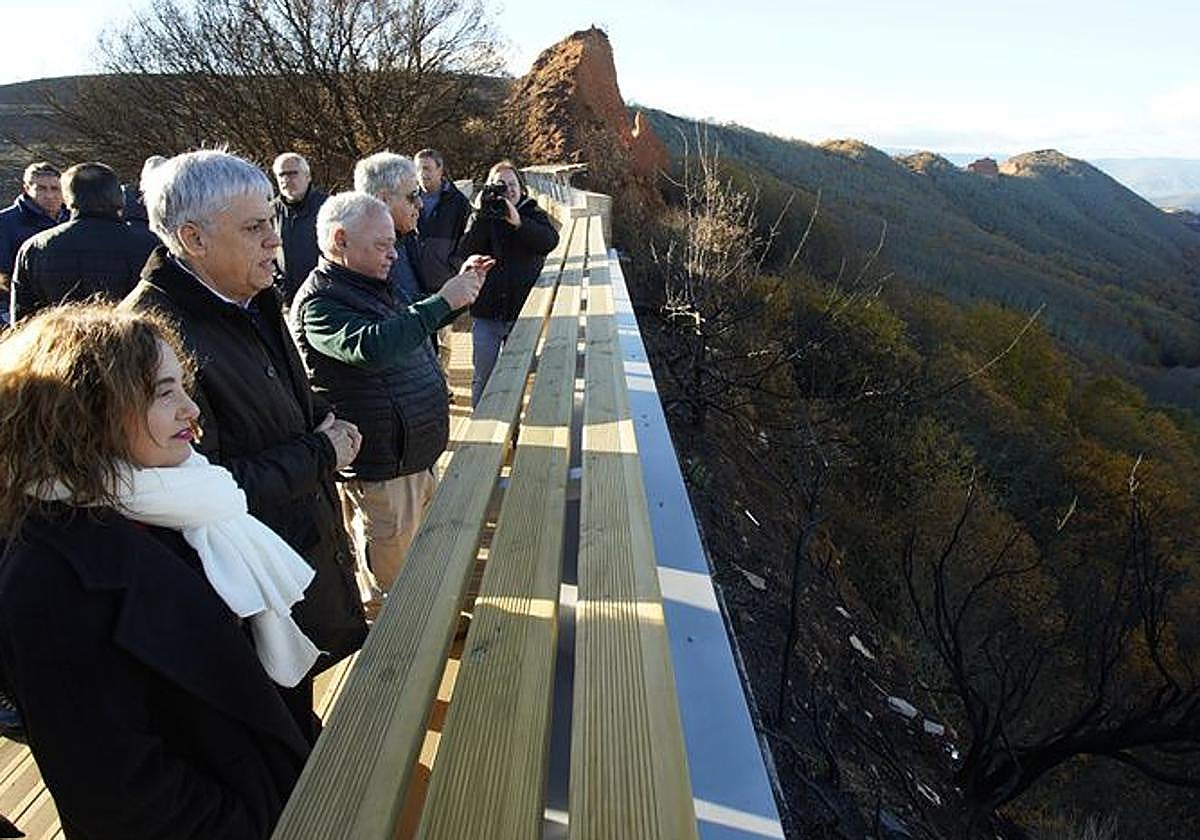 El consejero dde Cultura, Turismo y Deporte, Gonzalo Santonja (3I), durante su visita al Mirador de Orellán.