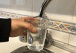 Agua saliendo de un grifo en una vivienda de Ponferrada.
