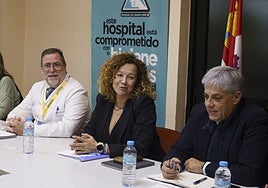 La gerente regional de Salud (C) junto el gerente de la Gasbi (I) y el delegado terriorial de la Junta (D), en la comisión de seguimiento del Plan de Garantía Asistencial para El Bierzo.