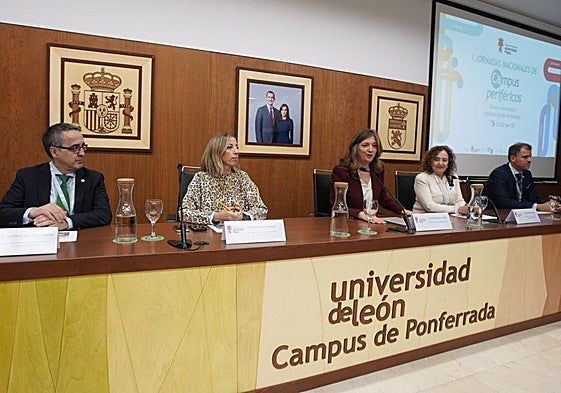 La directora de Universidades e Investigación de la Junta (I), junto a la rectora de la ULE (C) y la vicerrectora del Campus del Bierzo (D), en la inauguración de las jornadas.