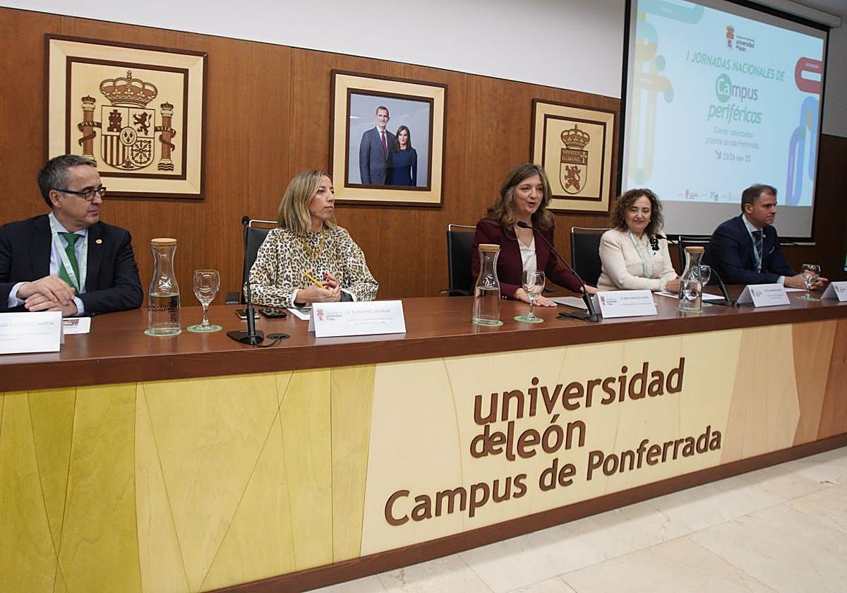 La directora de Universidades e Investigación de la Junta (I), junto a la rectora de la ULE (C) y la vicerrectora del Campus del Bierzo (D), en la inauguración de las jornadas.