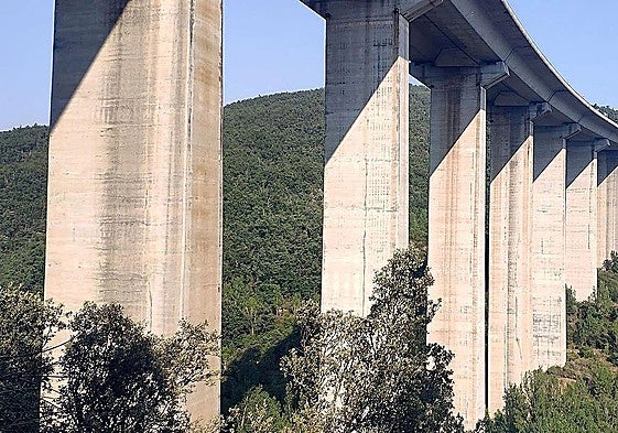 Imagen del viaducto en la Autovía del Noroeste a su paso por El Bierzo.