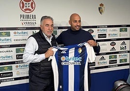 El nuevo técnico de la SD Ponferradina, Nafti, junto al presidente del club, Jose Fernández Nieto.