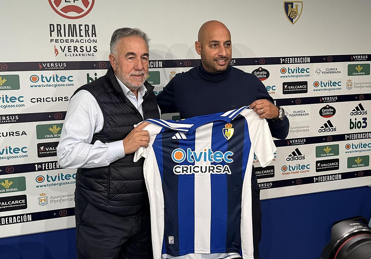El nuevo técnico de la SD Ponferradina, Nafti, junto al presidente del club, Jose Fernández Nieto.
