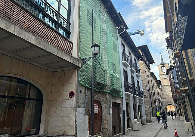 La fachada de la 'Casa del Turco' lleva meses cubierta con una red debido a su estado.