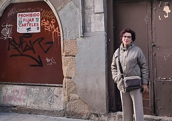 Marian Vila, vecina del casco antiguo de Ponferrada junto a la 'Casa del Turco'.