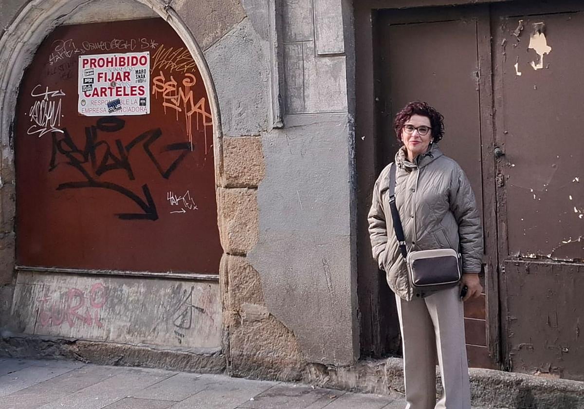 Marian Vila, vecina del casco antiguo de Ponferrada junto a la 'Casa del Turco'.