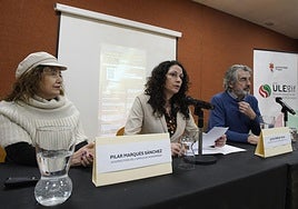 La alcaldesa de Páramo del Sil, Alicia García (C), junto al director de la Fundación Oso Pardo, Guillermo Palomero, y la vicerrecptora del Campus de Ponferrada, Pilar Marqués (I), durante la inauguración de las jornadas.
