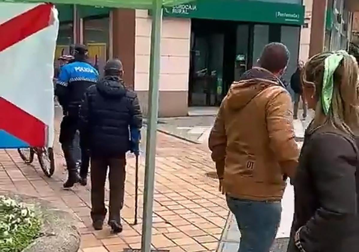 Un hombre agrede a un miembro de la mesa informativa de Vox en Ponferrada
