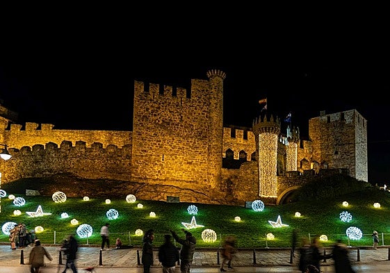 Iluminación navideña en la ladera del Castillo de los Templarios de Ponferrada.