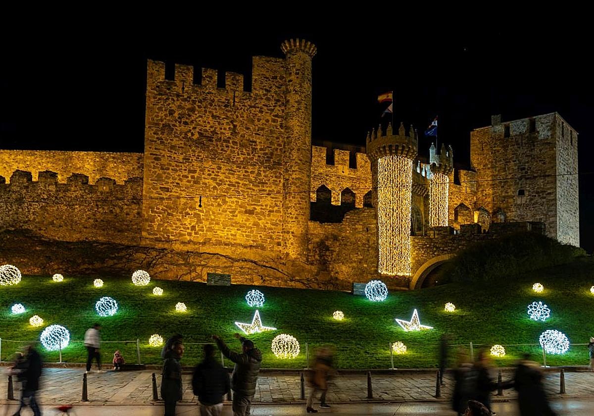 Iluminación navideña en la ladera del Castillo de los Templarios de Ponferrada.