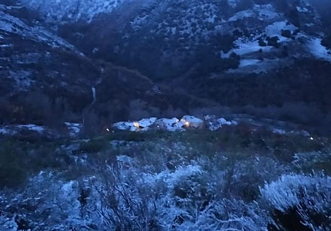 Imagen tomada a primera hora de este miércoles, 3 de diciembre, por Nacho Morión del pueblo de Peñalba de Santiago desde la carretera hacia San Cristóbal.