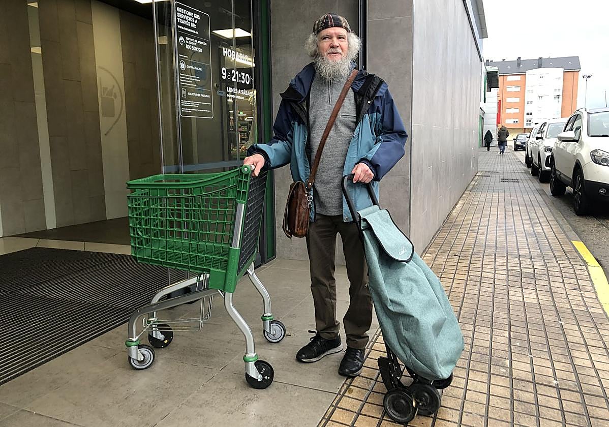 El vecino de Peñalba de Santiago, Nacho Morión, este miércoles, 3 de diciembre, a la entrada del supermercado donde iba a hacer la compra.