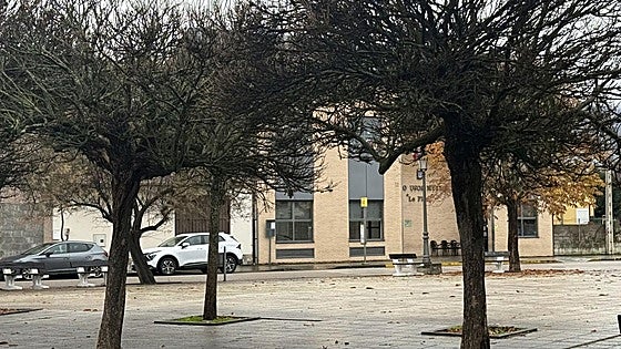 Un barrio de Ponferrada protesta por la falta de luces: «Nosotros ponemos la vela y la Ampa el mechero»