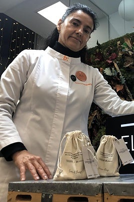 La titular de la Farmacia El Bierzo de Ponferrada, Marta Rodríguez Tato, junto a algunas de las muestras de bruma relajante de Las Médulas.