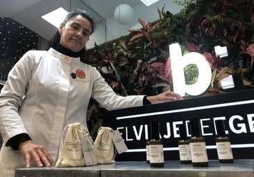 La titular de la Farmacia El Bierzo de Ponferrada, Marta Rodríguez Tato, junto a algunas de las muestras de bruma relajante de Las Médulas.