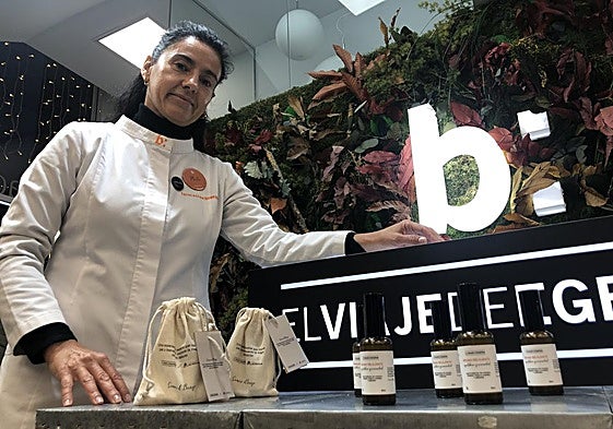 La titular de la Farmacia El Bierzo de Ponferrada, Marta Rodríguez Tato, junto a algunas de las muestras de bruma relajante de Las Médulas.