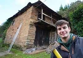 Marc Félez junto a su casa que está siendo reformada por él con ayuda de su suegro hasta que en abril llegue Laia Expósito, su pareja.