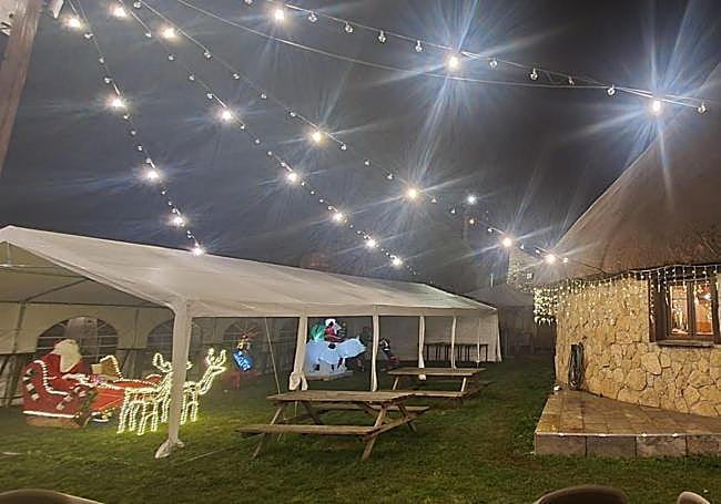 Imagen de la iluminación y el rincón navideño de la Palloza de Canedo.