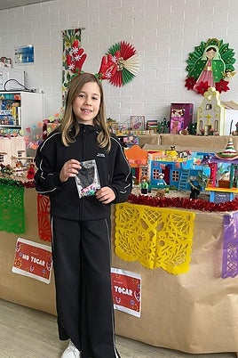 La niña berciana Adriana Campos ha donado pulseras hechas mano por ella misma al área de Pediatría del Hospital del Bierzo.