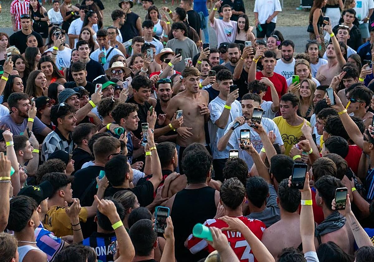 Imagen principal - Imágenes de ediciones pasadas del festival Universö en Cacabelos.