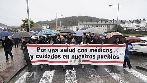 Medio millar de personas reclaman en Toreno médicos que atiendan la zona básica de salud