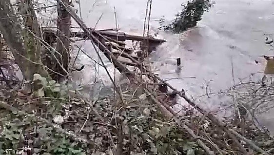 El puente colgante del Bierzo arrastrado por la crecida del Sil: «Nunca esperas esto»