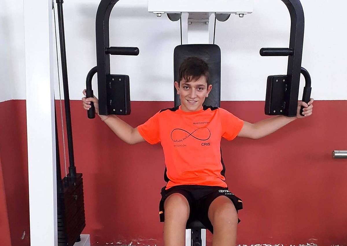 Imagen secundaria 1 - Imágenes de Iker García cuando era pequeño en el gimnasio y de portero del C. D. Naraya.