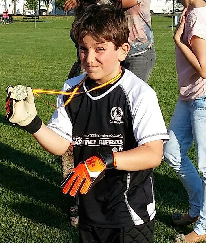 Imagen secundaria 2 - Imágenes de Iker García cuando era pequeño en el gimnasio y de portero del C. D. Naraya.