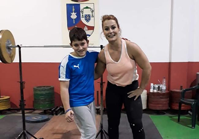 Imagen de Iker García junto a Lydia Valentín en el Pabellón Municipal de Deportes de Camponaraya.