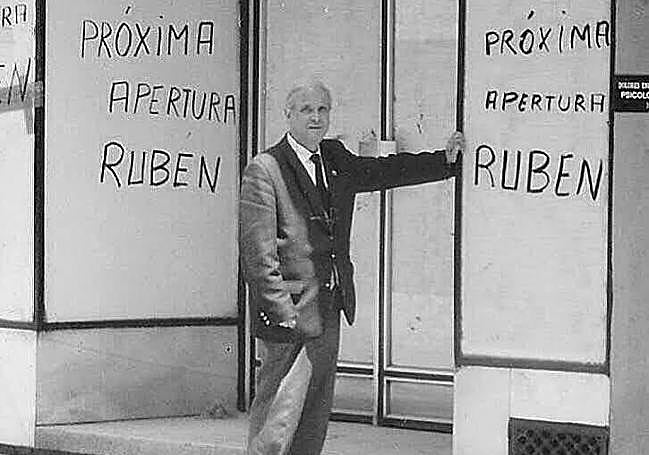 Rubén Fernández el fundador de la tienda que trajo la moda vaquera a la capital berciana en los años 70 del siglo pasado.