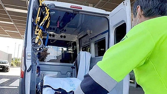 Un camión se sale de la vía en la A-6 a la altura de Vega de Valcarce