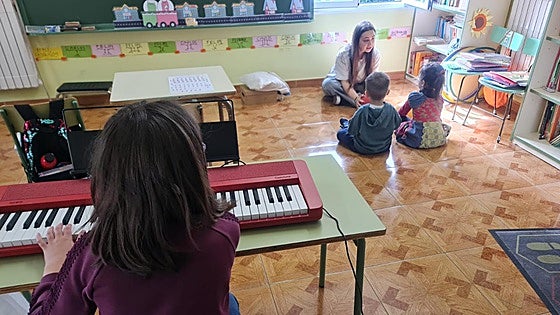 Una familia salva del cierre a la escuela de Canedo