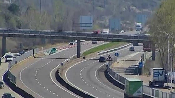 La A-6 dirección A Coruña cortada a la altura de San Miguel de las Dueñas