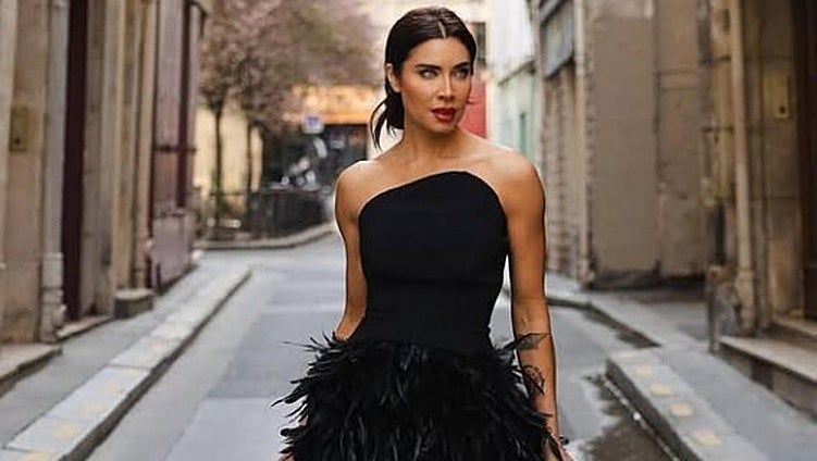 Pilar Rubio luce en París un modelo de una diseñadora berciana
