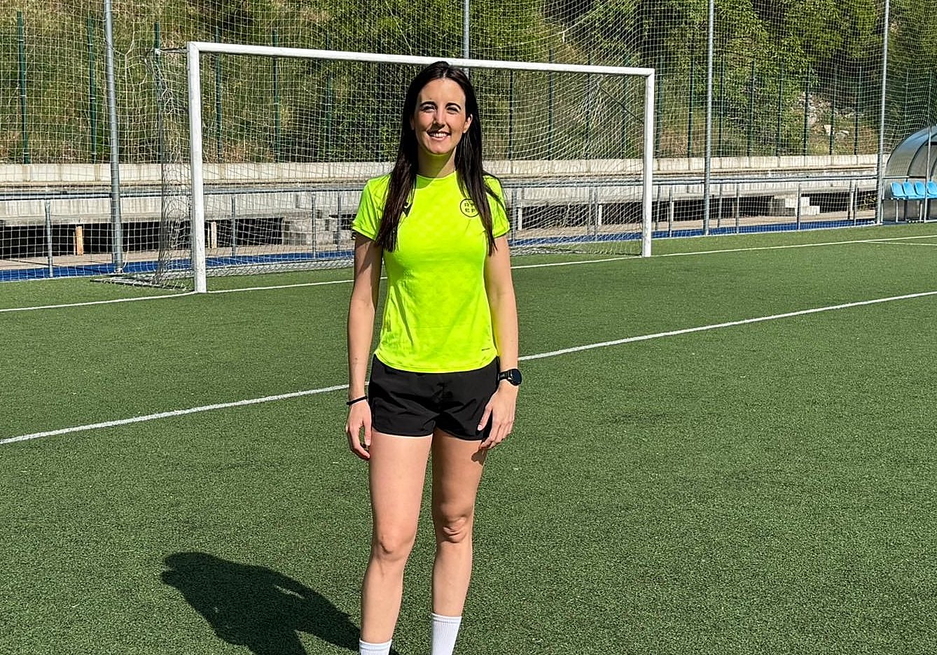 La árbitra villafranquina, Raquel Suárez, en los campos de fútbol municipales Ramón Martinez, en Ponferrada.