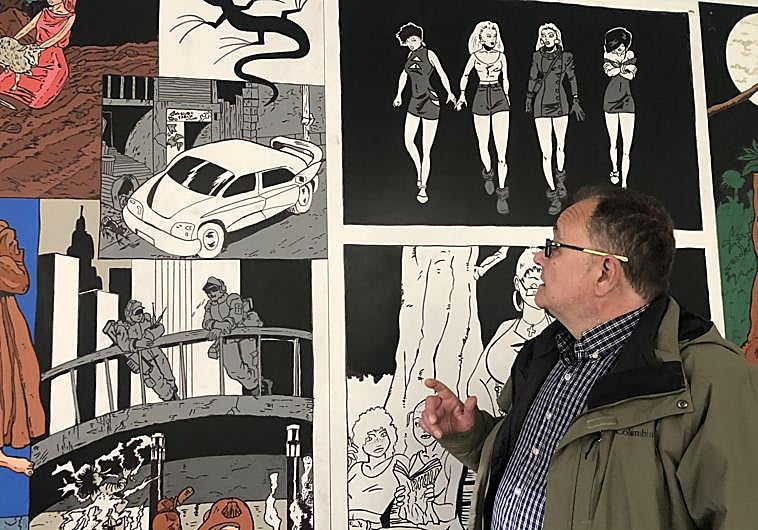 Imagen principal - Juan Antonio Gómez Bautista con algunos de sus dibujos.