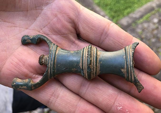 Imagen de la empuñadura del puñal de antenas de la Edad de Hierro encontrada en El Bierzo.