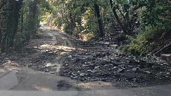 Los desprendimientos dificultan el acceso a Oencia: «Si estoy bajando y de repente me baja todo eso, me aplasta el coche»