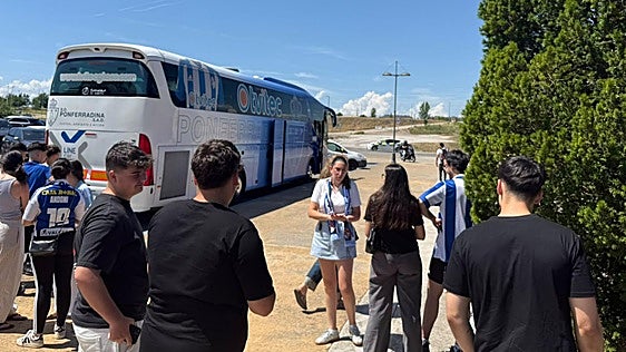 Un tímido grupo de aficionados desafía al calor y despide a la Deportiva