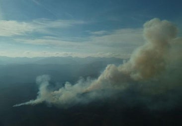 Se mantiene activo y en nivel 1 el incendio de Arganza provocado por rayos que ha calcinado 36 hectáreas