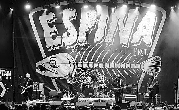 Escenario del Espina Fest durante un concierto.